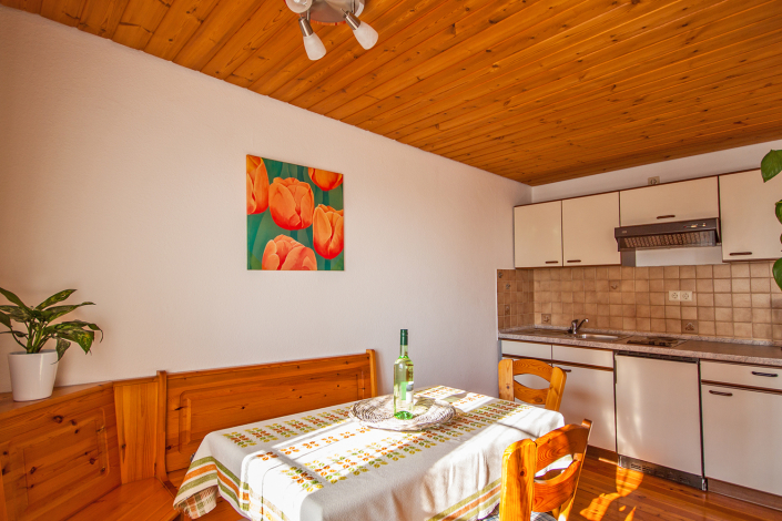 Haus 1 Wohnung A Essplatz und Küche